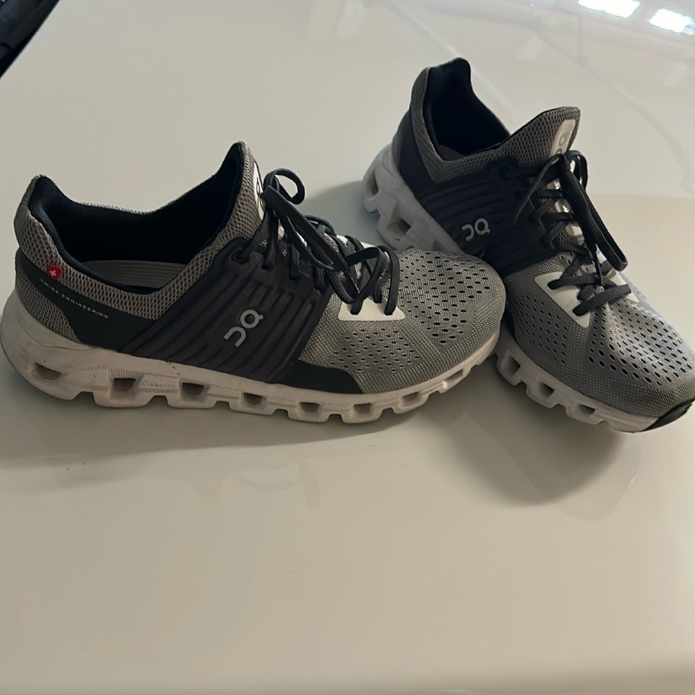 On cloud womens size 8.5